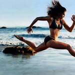 Beach runner woman 800x500
