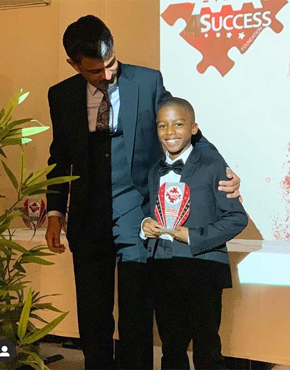 Omari receives a business award