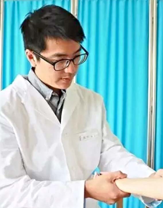 Dr Jonathan Chang in clinic